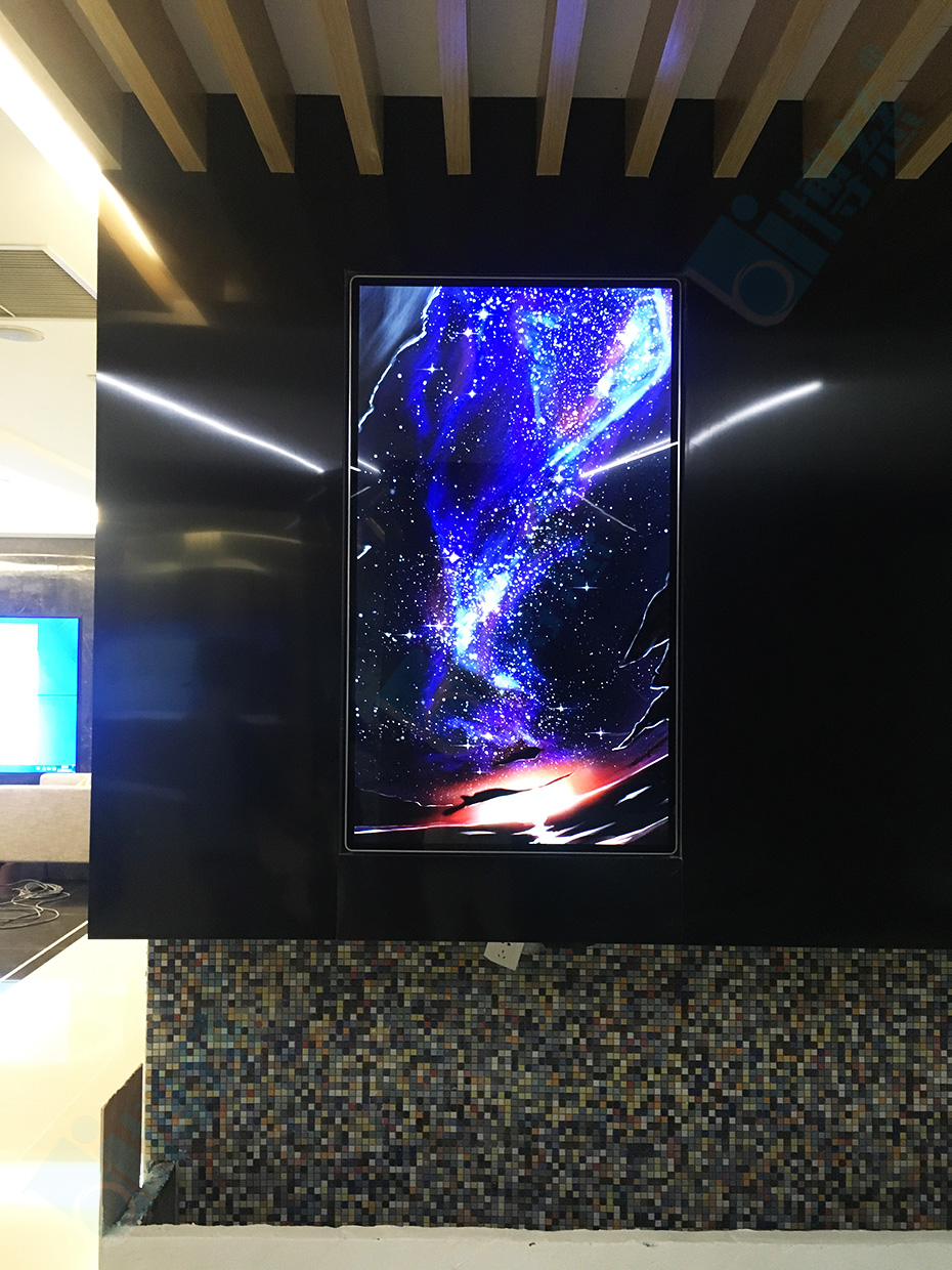 浙江宁波海曙美容院后走廊口一目了然的是一台壁挂式84寸触摸一体机做为其美容院多媒体互动展示宣传平台