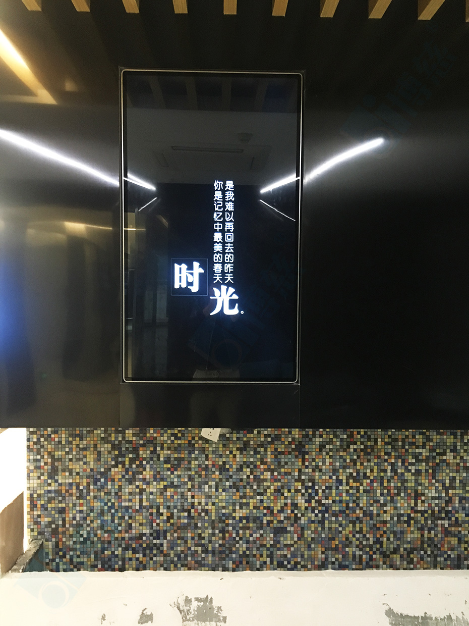 一台壁挂式84寸触摸一体机作为服务介绍的数字标牌展示系统平台