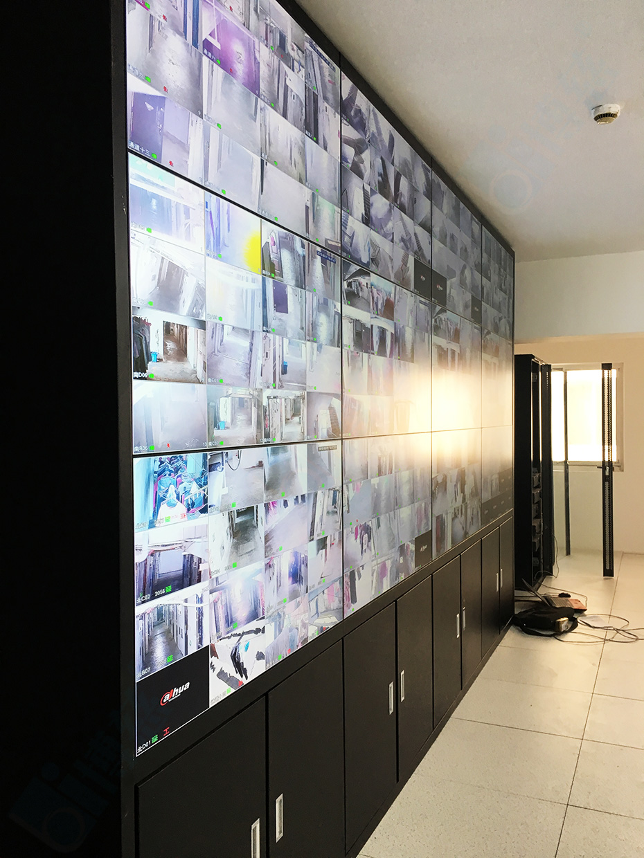 博慈为上海宝山江杨批发市场采用12台三星46寸液晶拼接屏量身定制了一套3×4拼接的落地机柜式监控管理系统平台。