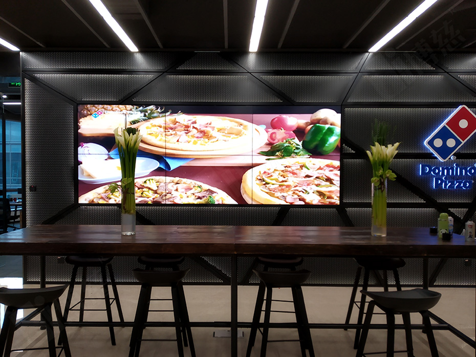 6台三星1.7mm55寸液晶拼接屏入驻上海达美乐Domino's Pizza